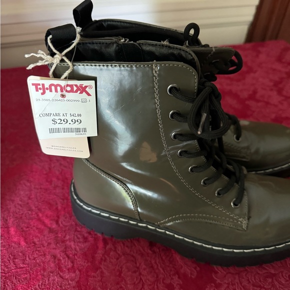 8.5 Doc Marten style boots - Picture 3 of 5